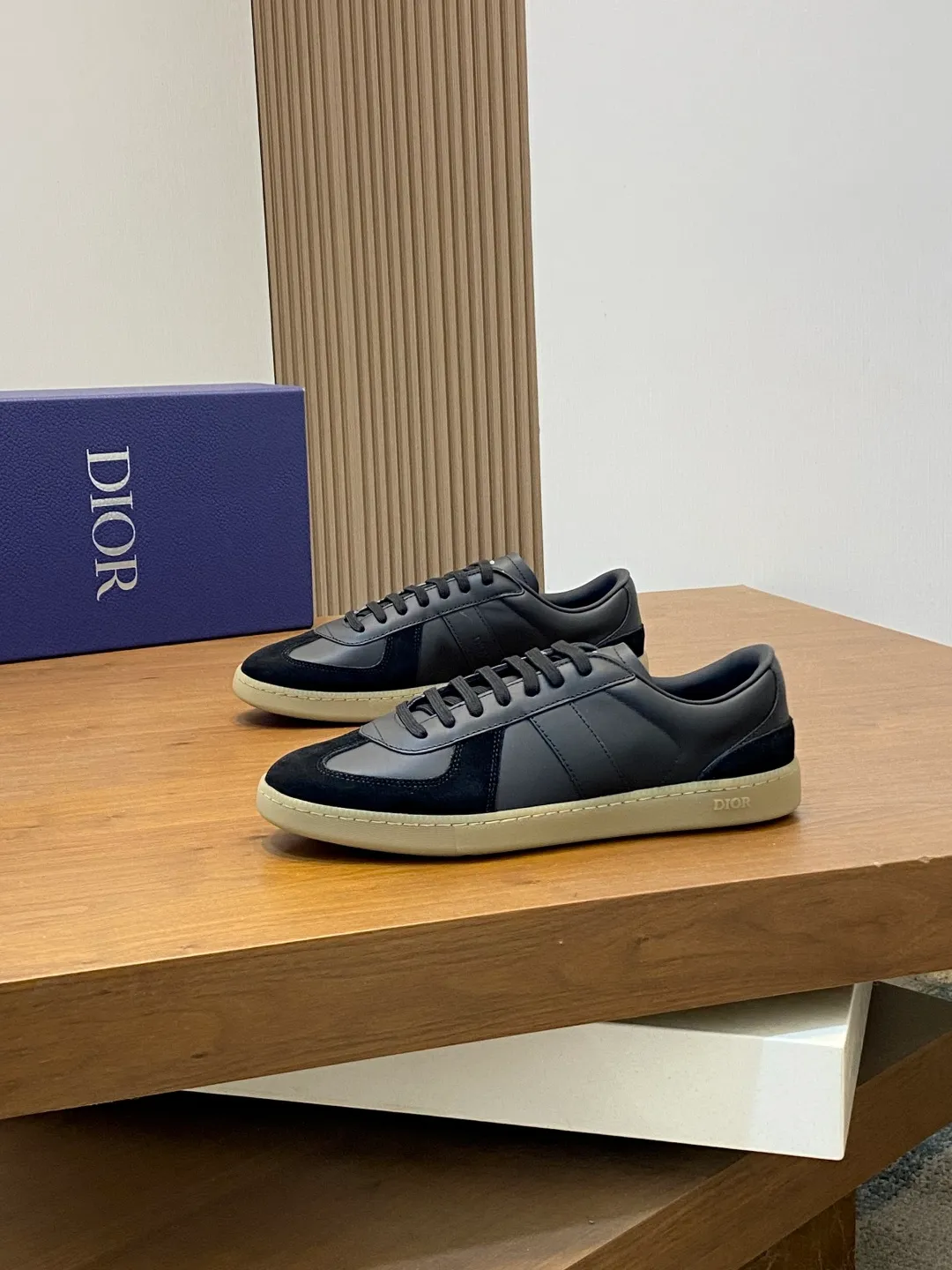 Factory P400💰Dior Dior Series Casual Sports Shoes Skateboard Shoes Original purchase, development, and production. This sports shoe is a new product for the fall of 2023. It reinterprets the classic tennis shoes. The fashionable silhouette highlights the thickness. Crafted from navy and white jacquard with Oblique print and suede panels, it features a distinctive padded tongue embossed with the Dior signature, wide navy mohair laces and brass eyelets with a matte tonal finish. White rubber sole with Dior Oblique pattern, enhanced by a contrasting Dior 30 Avenue Montaigne signature on the rear. It can add fashionable temperament to casual looks. Exquisite packaging at the delivery counter 🛍📦 ▪️ Fabric: Original customized Oblique presbyopia + cowhide ▪️ Lining: Original customized sheepskin + breathable mesh ▪️ Sole: Original molded anti-slip rubber material ▪️ Bottom thickness: 4CM ▪️ Size: Men's 38-45 (38, 45, 46 customized)